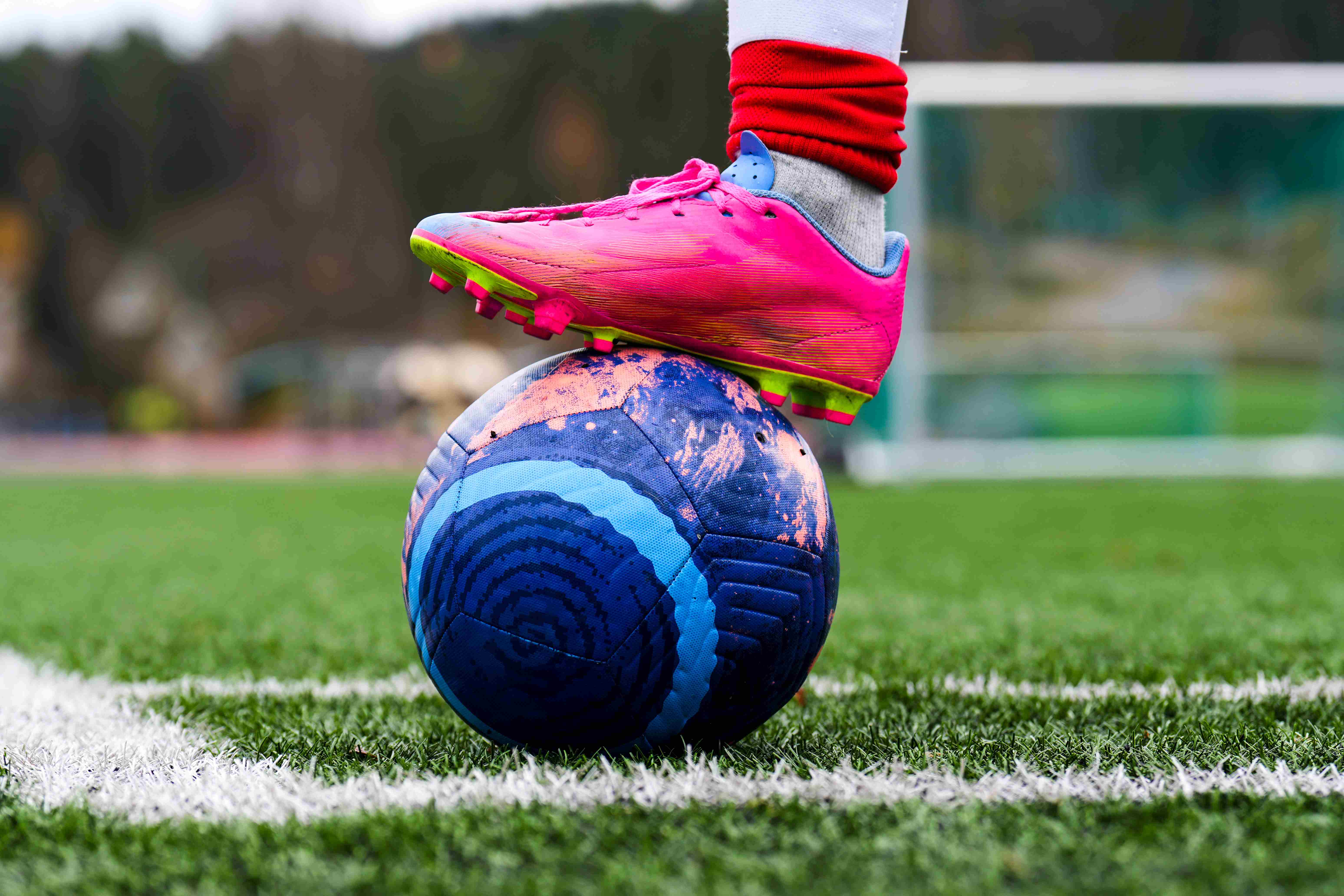 Fotball på miljøvennlig kunstgressbane - Fotballens Miljøfond støtter overgangen til plastfrie baner